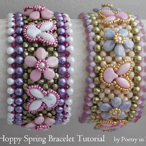 Op de afbeelding: Twee kralenarmbanden met bloemenmotieven. De armband aan de linkerkant heeft roze, witte en paarse kralen. De armband aan de rechterkant heeft roze, witte, blauwe en groene kralen. Beide armbanden hebben gouden accenten. "Hoppy Spring Bracelet Tutorial by Poetry in Beads" staat onder de armbanden.