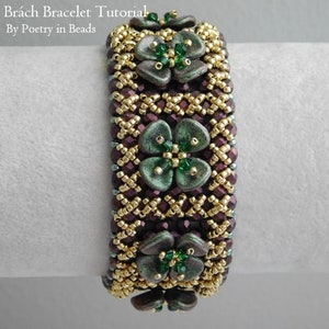 Pu&ograve; includere: Un braccialetto di perline con uno schema di colori oro e viola. Il braccialetto presenta tre ciondoli a forma di fiore verde con accenti di cristallo verde. Il braccialetto &egrave; intitolato "&Eacute;ire go Br&aacute;ch Bracelet Tutorial By Poetry in Beads".