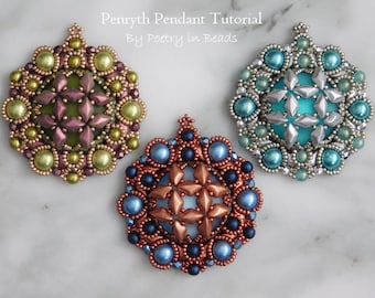 Puede incluir: Tres colgantes de cuentas en diferentes combinaciones de colores. Los colgantes presentan un diseño central en forma de estrella con un borde de cuentas circundante. Los colores son verde, cobre y azul.