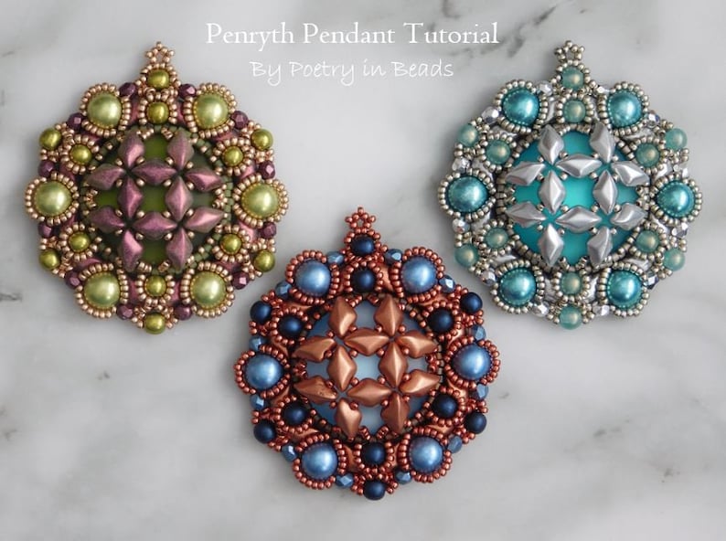 Puede incluir: Tres colgantes de cuentas en diferentes combinaciones de colores. Los colgantes presentan un dise&ntilde;o central en forma de estrella con un borde de cuentas circundante. Los colores son verde, cobre y azul.