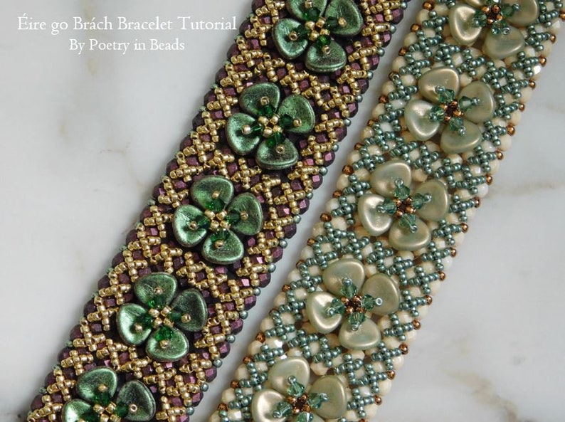 Pu&ograve; includere: Due braccialetti di perline con accenti verdi e dorati. I braccialetti presentano un motivo floreale con un motivo intrecciato. Il testo "&Eacute;ire go Br&aacute;ch Bracelet Tutorial By Poetry in Beads" &egrave; visibile nella parte superiore dell'immagine.