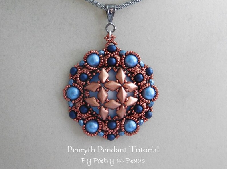 Puede incluir: Un colgante de cuentas de cobre y azul con un dise&ntilde;o de estrella. El colgante est&aacute; unido a una cadena plateada. El texto "Pennyrth Pendant Tutorial By Poetry in Beads" est&aacute; debajo del colgante.