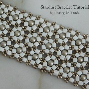 Pu&ograve; includere: Primo piano di un braccialetto di perline bianche e argentate con un motivo ripetitivo. Il braccialetto &egrave; realizzato con piccole perline quadrate e rotonde.