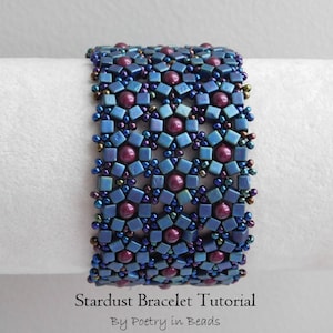 Pu&ograve; includere: Un braccialetto di perline con un motivo geometrico in tonalit&agrave; blu e viola. Il braccialetto &egrave; realizzato con piccole perline a seme e perline rotonde pi&ugrave; grandi. Il testo "Stardust Bracelet Tutorial" e "By Poetry in Beads" &egrave; visibile sotto il braccialetto.