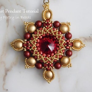 K&ouml;nnte beinhalten: Ein roter und goldener Perlenanh&auml;nger mit einem gro&szlig;en roten Kristall in der Mitte. Der Anh&auml;nger ist sternf&ouml;rmig und hat oben eine goldene &Ouml;se zum Aufh&auml;ngen.