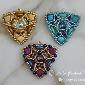 Op de afbeelding: Drie driehoekige kralen hangers met een geometrisch ontwerp. De hangers zijn gemaakt van gouden, blauwe en paarse kralen. Het midden van elke hanger heeft een helder kristal.