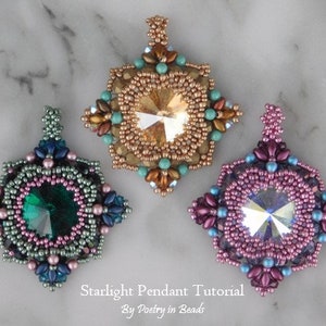 Puede incluir: Tres colgantes de cuentas con piezas centrales de cristal. Los colgantes son en tonos de rosa, verde y dorado con acentos azules. Los colgantes son de forma cuadrada con un diseño puntiagudo en cada esquina. El texto "Starlight Pendant Tutorial By Poetry in Beads" está en la parte inferior de la imagen.