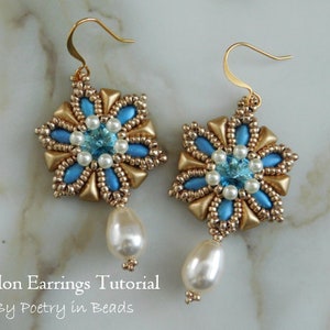 以下が含まれることがあります： パールドロップが付いたゴールドとブルーのビーズイヤリングのペア。イヤリングは、ブルーのセンターとゴールドのアクセントが施されたスターバーストデザインが特徴です。イヤリングは「アバロンイヤリング」と呼ばれ、「詩のビーズ」によるチュートリアルです。