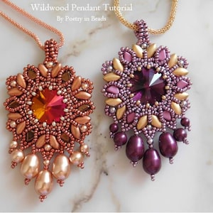 Könnte beinhalten: Zwei Perlenanhänger mit goldenen Ketten. Der Anhänger links ist kupferfarben und orange mit einem großen Kristall in der Mitte. Der Anhänger rechts ist lila und gold mit einem großen Kristall in der Mitte. Beide Anhänger haben eine Tropfenform mit kleineren Perlen, die unten hängen.