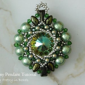 Pode incluir: Um pingente de contas verdes e prateadas com um grande cristal verde no centro. O pingente &eacute; feito com contas de sementes e tem um la&ccedil;o na parte superior para pendurar.