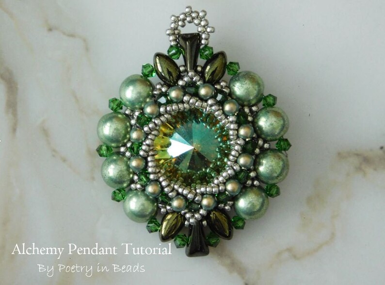 Pode incluir: Um pingente de contas verdes e prateadas com um grande cristal verde no centro. O pingente &eacute; feito com contas de sementes e tem um la&ccedil;o na parte superior para pendurar.