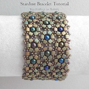 Pu&ograve; includere: Un braccialetto di perline con un motivo geometrico in tonalit&agrave; di marrone, blu e verde. Il braccialetto &egrave; realizzato con piccole perline quadrate e presenta un design a forma di stella che si ripete. Il titolo "Stardust Bracelet Tutorial" e "By Poetry in Beads" sono visibili sopra il braccialetto.