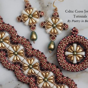 以下が含まれることがあります： ブレスレット、イヤリング、ペンダントがセットになったケルト十字のジュエリー。ジュエリーはゴールド、ホワイト、バーガンディーのビーズで作られています。イヤリングとペンダントは中央に花のデザインが施されています。