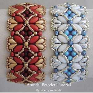 Pode incluir: Duas pulseiras de contas, uma vermelha e dourada, a outra branca e azul, com um design floral. As pulseiras estão sobre uma superfície branca e o texto "Arundel Bracelet Tutorial By Poetry in Beads" está abaixo.