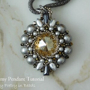 Pode incluir: Um pingente de contas prateadas e douradas com um grande cristal facetado de cor &acirc;mbar no centro. O pingente est&aacute; preso a uma corrente de prata.