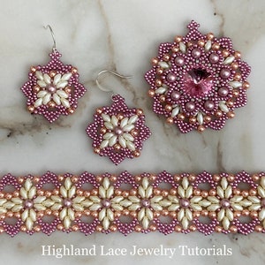 Op de afbeelding: Een set roze en witte kralenjuwelen met een hanger, oorbellen en een armband. De sieraden zijn gemaakt van kleine kraaltjes en hebben een delicaat bloemenmotief. De tekst "Highland Lace Jewelry Tutorials by Poetry in Beads" is zichtbaar onderaan de afbeelding.