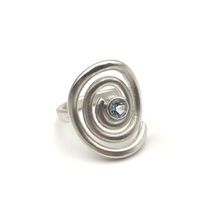 Anillo espiral ovalado con topacio azul, plata 925, talla 57, anillo único, hecho a mano, regalo de mujer, anillo forjado, anillo de piedras preciosas, azul claro