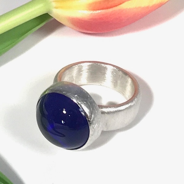 Solitaire ring with dark blue glass cabochon, size 63, 925/000 silver, unique ring, women's ring, women's gift, glass jewelry, forged ring