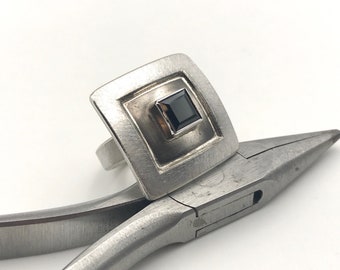 Rustikaler Unikatring mit schwarzem Spinell 6 x 6 mm, Größe 56, Damenring, 925er Silber, Handarbeit, Geschenk, schwarz anthrazit silber,