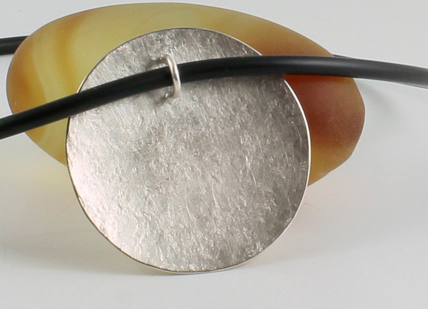 silberanh-nger-gro-rund-mit-steinstruktur-925er-silber-konvex