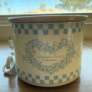 Vintage 1988 Rival Potpourri Crock Model 3206 | Floral Heart Wreath & Blue Checker Simmer Pot | Cottagecore Home Fragrance Warmer