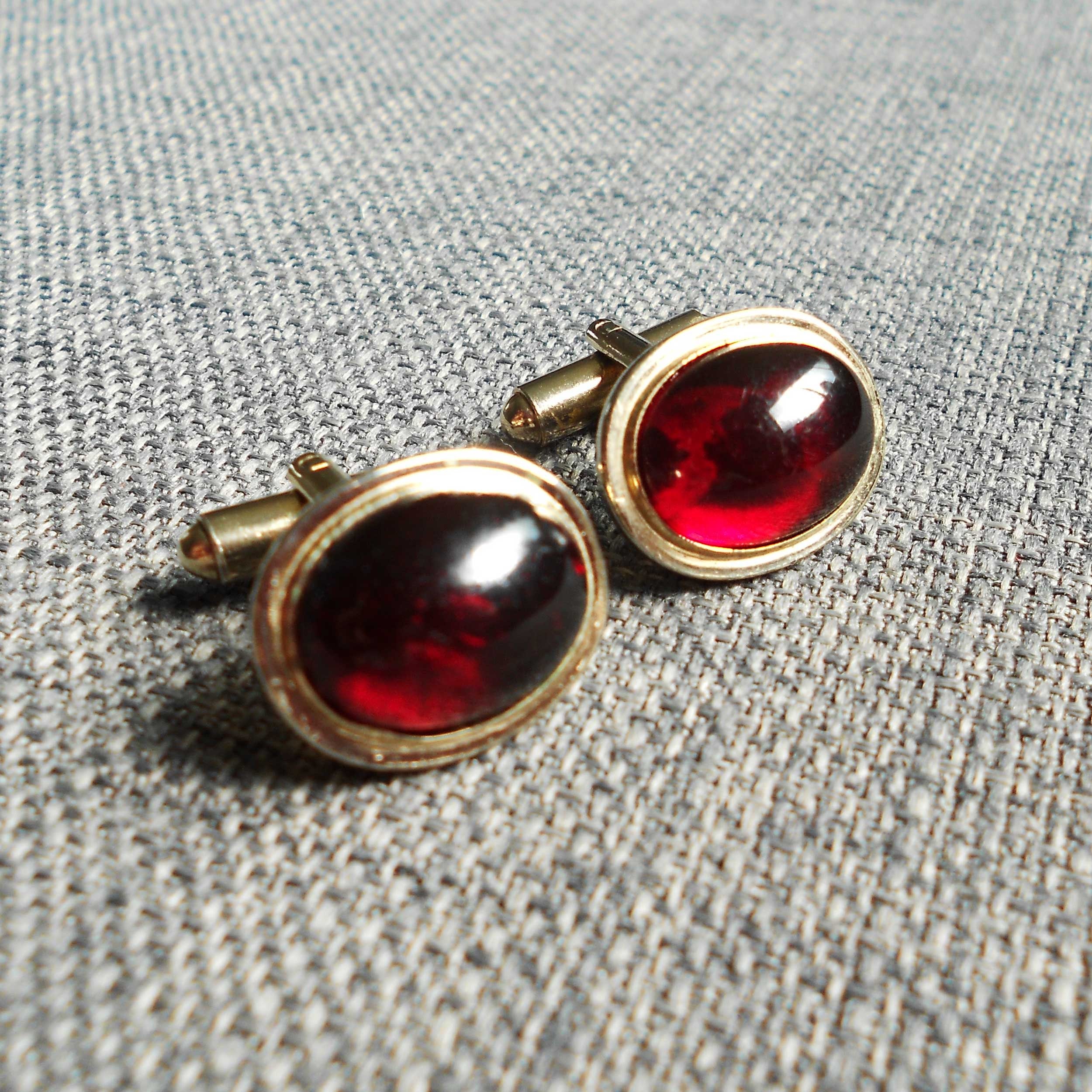 Vintage Red Cabochon Cufflinks: Unisex Holiday Accessory