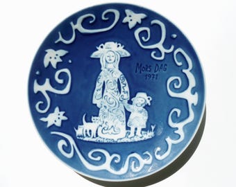 Mother's Day blue and white 6" hanging plate made in Denmark