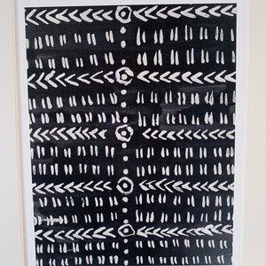 8x10 Mudcloth Arrows and Dashes Black and White Textile Art Print, ink, resist, textile, gallery wall, art, boho imagem 3