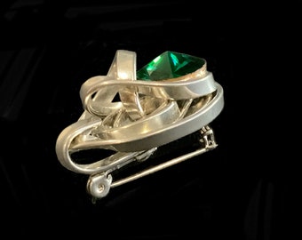 Mid Century Modernist Silver Tone Flower Brooch with Emerald Green Rivoli Crystal Rhinestone