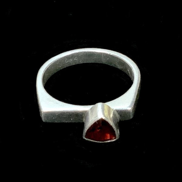 925 Sterling Silver & Garnet Modernist Ring Size Au P US 7 1/2