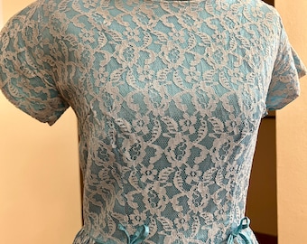 Robe bleu sarcelle des années 1960 avec superposition de dentelle