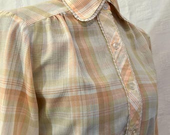 Camisa a cuadros estilo años 70 de College Town con botones y detalles de encaje.