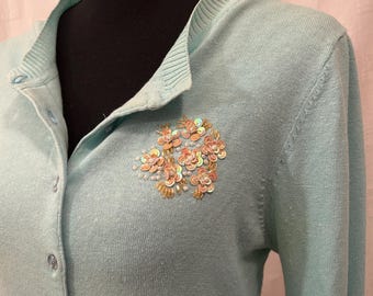 Pull bleu clair en dentelle à l'arrière du début des années 2000 avec des fleurs en perles