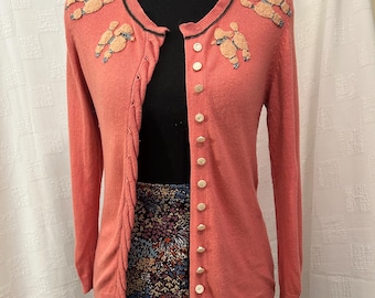 Cardigan rose vintage des années 90 avec applications caniches cousues à la main