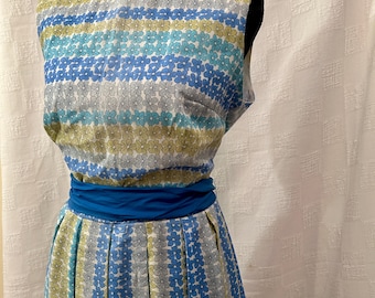 Robe trapèze années 50 à fleurs et plis