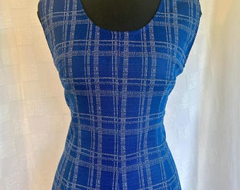 Robe à carreaux bleue et blanche vintage des années 70