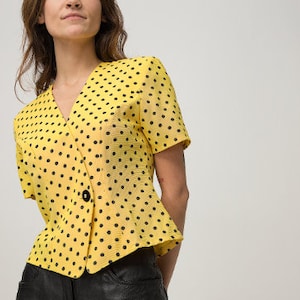 Blazer de verano vintage de los años 80 y 90 con lunares en amarillo y negro, blusa de manga corta y top ajustado con botones.