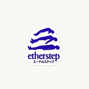 Puede incluir: Una pegatina con un diseño azul de tres figuras en diferentes posiciones, apiladas verticalmente. Debajo de las figuras está la palabra "etherstep" en una fuente estilizada, con caracteres japoneses debajo.