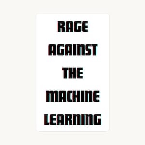 Può includere: Un adesivo rettangolare bianco con la scritta "RAGE AGAINST THE MACHINE LEARNING" in grassetto, carattere nero e contorno rosso. Il testo è impilato verticalmente, centrato sull'adesivo.