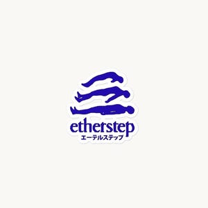 Puede incluir: Una pegatina con un dise&ntilde;o azul de tres figuras apiladas una encima de la otra, con la palabra "etherstep" en una fuente estilizada. Debajo de la palabra "etherstep" hay texto japon&eacute;s.
