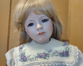 Handgefertigte Porzellan Puppe