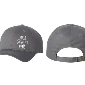 Op de afbeelding: Een grijze baseballpet met een wit geborduurd ontwerp met de tekst "YOUR DESIGN HERE". De pet wordt van voren en achteren getoond.