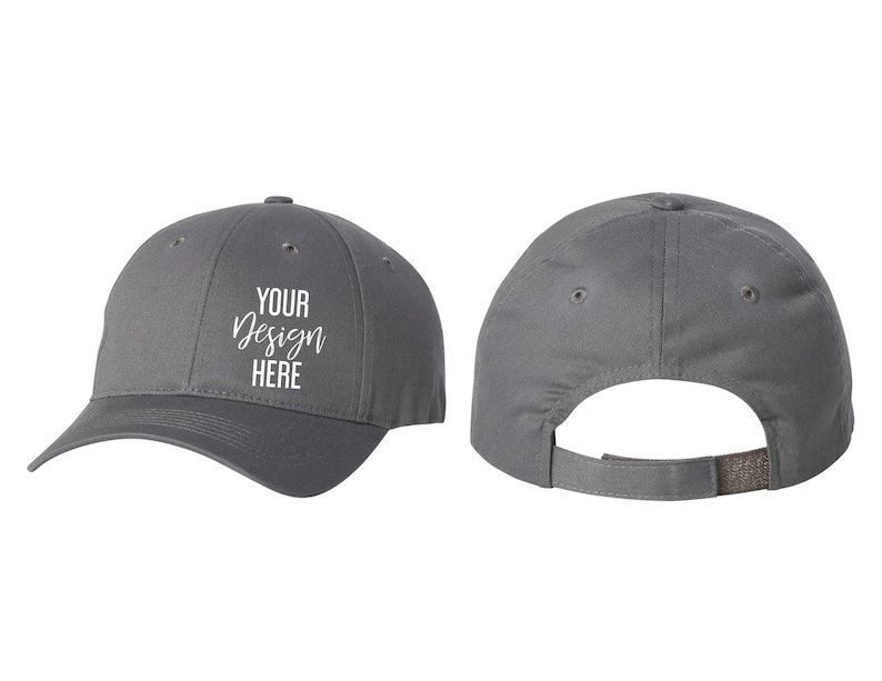 Op de afbeelding: Een grijze baseballpet met een wit geborduurd ontwerp met de tekst "YOUR DESIGN HERE". De pet wordt van voren en achteren getoond.
