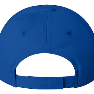 Op de afbeelding: Een effen koninklijk blauwe baseballpet met een gebogen klep en een verstelbare band aan de achterkant.