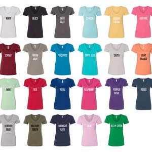Pu&ograve; includere: Una collezione di 20 t-shirt a collo a V in vari colori, tra cui bianco, nero, scarlatto, menta, grigio caldo, grigio scuro, turchese, blu Tahiti, argento, arancio chiaro, rosso, blu reale, lampone, viola intenso, indaco, grigio melange, verde militare, blu notte, lilla e verde Kelly.