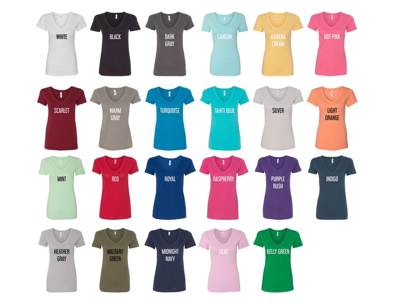 Pu&ograve; includere: Una collezione di 20 t-shirt a collo a V in vari colori, tra cui bianco, nero, scarlatto, menta, grigio caldo, grigio scuro, turchese, blu Tahiti, argento, arancio chiaro, rosso, blu reale, lampone, viola intenso, indaco, grigio melange, verde militare, blu notte, lilla e verde Kelly.