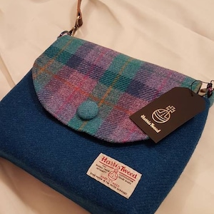 Bolso Harris Tweed. Bolso cruzado/de hombro. Azul con tartán verde azulado, lila y azul. Forro Libertad. Regalo Harris Tweed fabricado en Escocia.