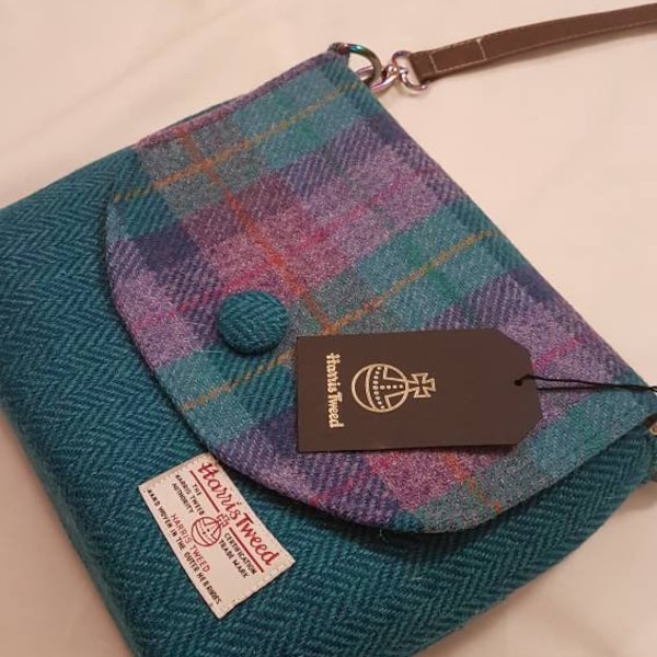 Borsa a mano/a tracolla/a spalla in Harris Tweed. Autentico Harris Tweed. Tartan verde acqua e viola. Fodera Liberty. Prodotto in Scozia.