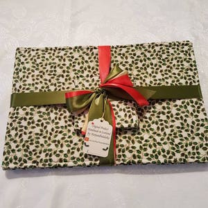 Christmas Table Mats and Coasters - Christmas Place Settings - Holiday Table Mats Christmas Table Wear. Green and Gold Holly Leaf