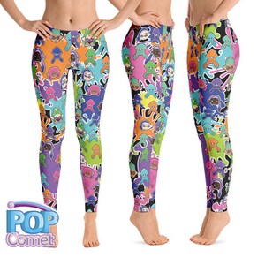 Peut inclure: Leggings color&eacute;es avec un motif r&eacute;p&eacute;t&eacute; de calamars de dessin anim&eacute; et d'&eacute;claboussures d'encre. Les leggings sont disponibles dans une vari&eacute;t&eacute; de couleurs, notamment le rose, le bleu, le vert, le jaune et le violet.